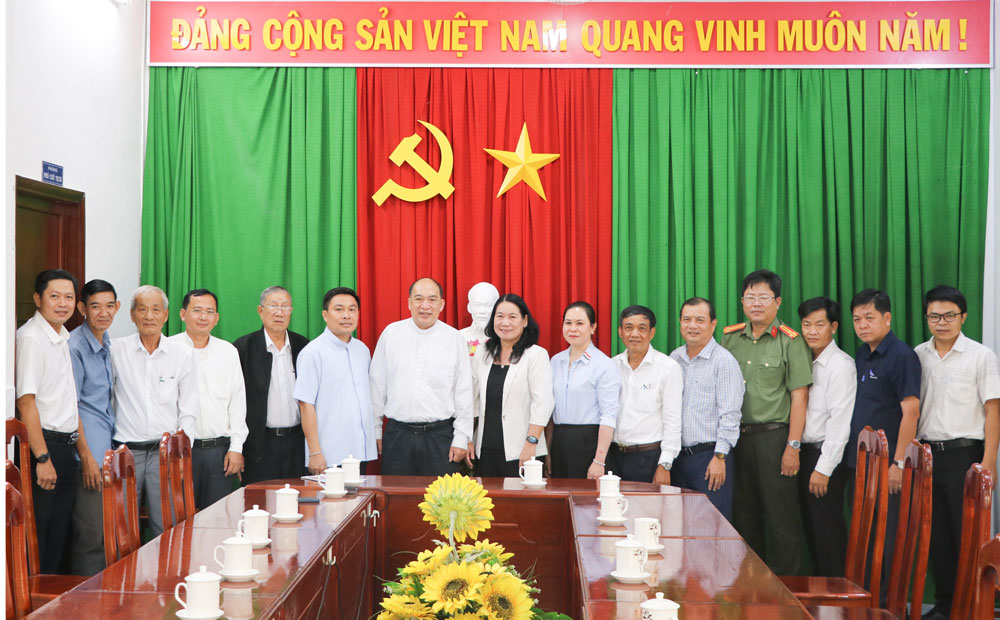 Phó Chủ tịch UBND tỉnh- Nguyễn Thị Bé Mười (đứng giữa) cùng đoàn công tác chụp ảnh lưu niệm với Ủy ban Đoàn kết Công giáo Việt Nam tỉnh Vĩnh Long.