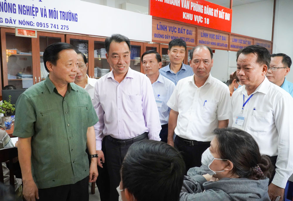 Phó Thủ tướng Chính phủ- Trần Hồng Hà và đoàn công tác thăm, kiểm tra Trung tâm Phục vụ hành chính công xã Phú Túc.
