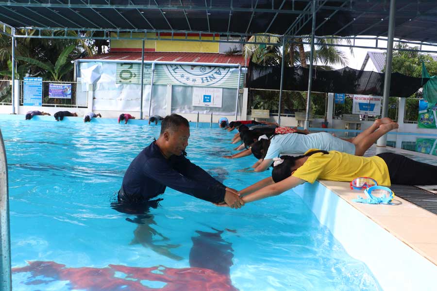 Dạy bơi và kỹ năng phòng chống đuối nước miễn phí cho học sinh trong dịp hè tại xã Tam Bình.