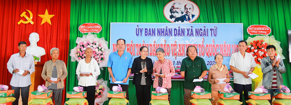 Dịp này, UBND xã Ngãi Tứ phối hợp đơn vị tài trợ tặng quà cho các gia đình chính sách, khó khăn trên địa bàn xã.