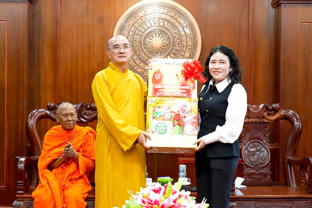 Đoàn đến chào xã giao, tặng quà lãnh đạo HĐND tỉnh.