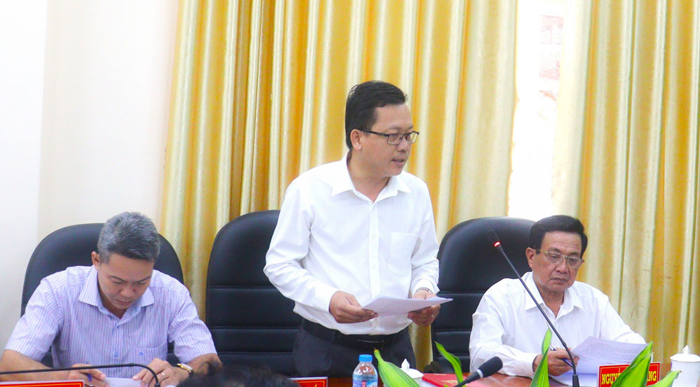 Thường trực Đảng ủy xã Trà Ôn báo cáo công tác chuẩn bị tổ chức đại hội.