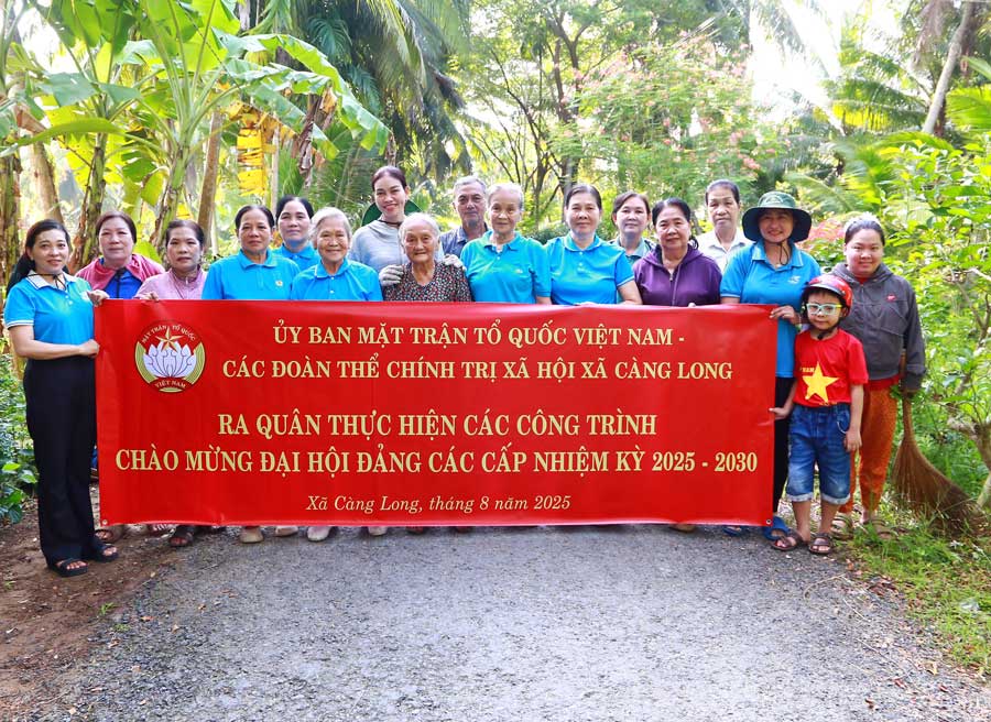 Lực lượng cán bộ, đảng viên, hội viên các tổ chức chính trị xã hội xã Càng Long ra quân thực hiện các công trình chào mừng đại hội Đảng các cấp. 