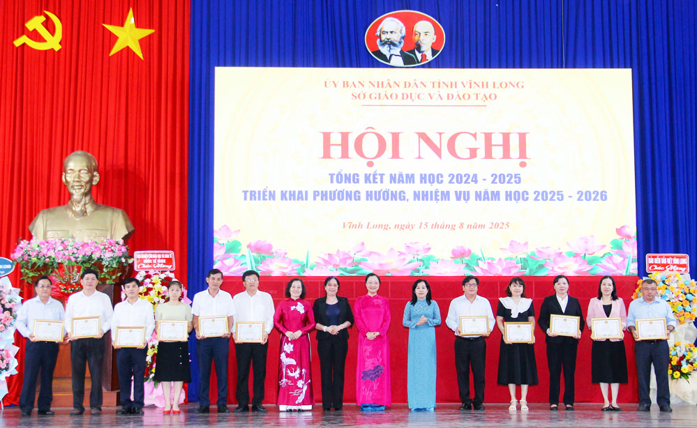 Lãnh đạo tỉnh và Sở GD-ĐT trao giấy khen cho các tập thể có điểm trung bình cao nhất trong Kỳ thi tốt nghiệp THPT 2025. 