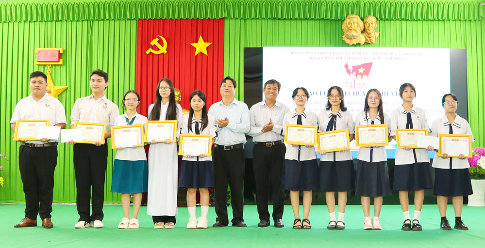 Lãnh đạo Ban Tuyên giáo và Dân vận Tỉnh ủy và Sở Giáo dục và Đào tạo khen thưởng 10 học sinh viết bài cảm tưởng hay tại cuộc nói chuyện chuyên đề kỷ niệm 50 năm Ngày giải phóng miền Nam, thống nhất đất nước và 50 năm Ngày giải phóng tỉnh Vĩnh Long (30/4/1975 - 30/4/2025). Ảnh: NGỌC XOÀN