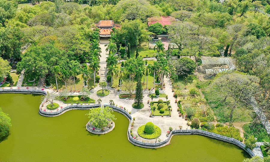 Di tích lịch sử văn hóa cấp quốc gia Đền thờ Chủ tịch Hồ Chí Minh (ấp Vĩnh Hội, phường Long Đức).