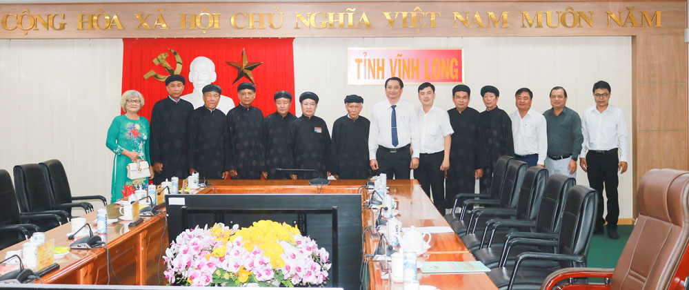 Ông Nguyễn Quỳnh Thiện- Tỉnh ủy viên, Phó Chủ tịch UBND tỉnh chụp ảnh lưu niệm với đoàn công tác Ban Trị sự Trung ương Giáo hội PGHH tại UBND tỉnh.