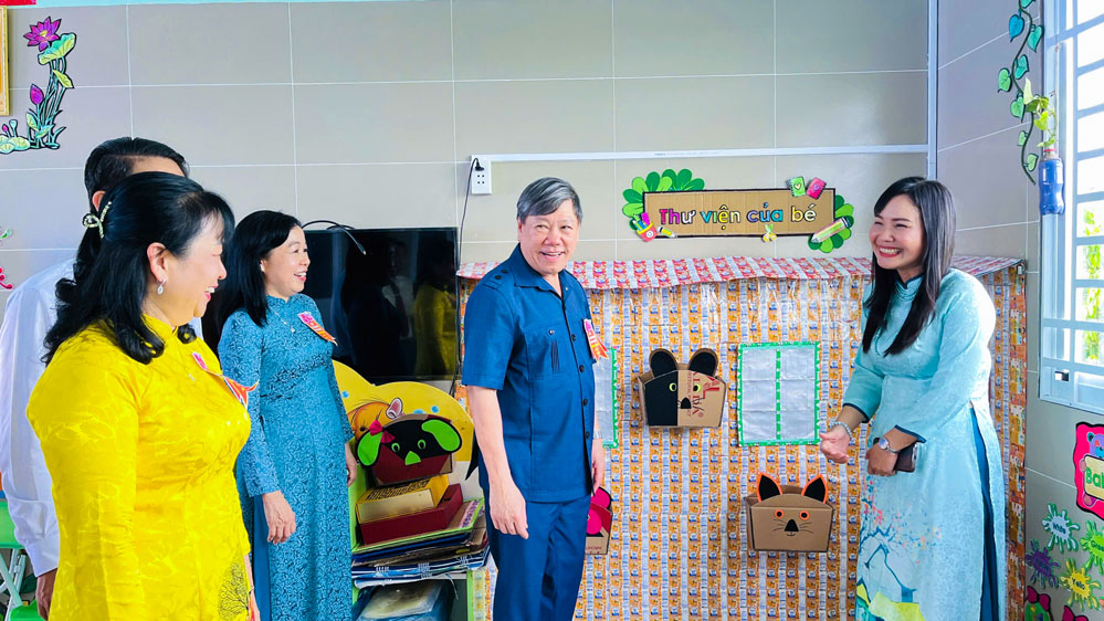 Ông Trần Văn Rón và lãnh đạo HĐND tỉnh, các sở ngành tỉnh cùng Ban giám hiệu Trường Mầm non Sao Mai tham quan một phòng học mới.