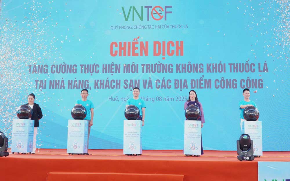 Đại biểu phát động Chiến dịch tăng cường thực hiện môi trường không khói thuốc lá tại nhà hàng, khách sạn và điểm công cộng. Ảnh: Internet