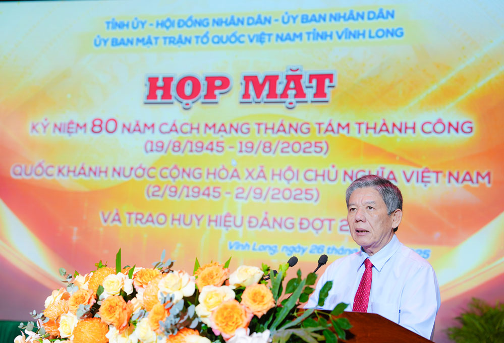 Đồng chí Ngô Chí Cường- Ủy viên BCH Trung ương Đảng, Bí thư Tỉnh ủy, Trưởng đoàn Đại biểu Quốc hội tỉnh Vĩnh Long phát biểu tại buổi họp mặt.