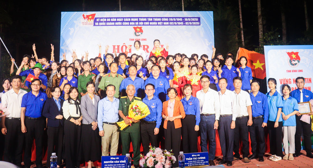 Các đại biểu khách mời, lãnh đạo Tỉnh Đoàn Vĩnh Long và các bạn trẻ cùng chụp ảnh lưu niệm.