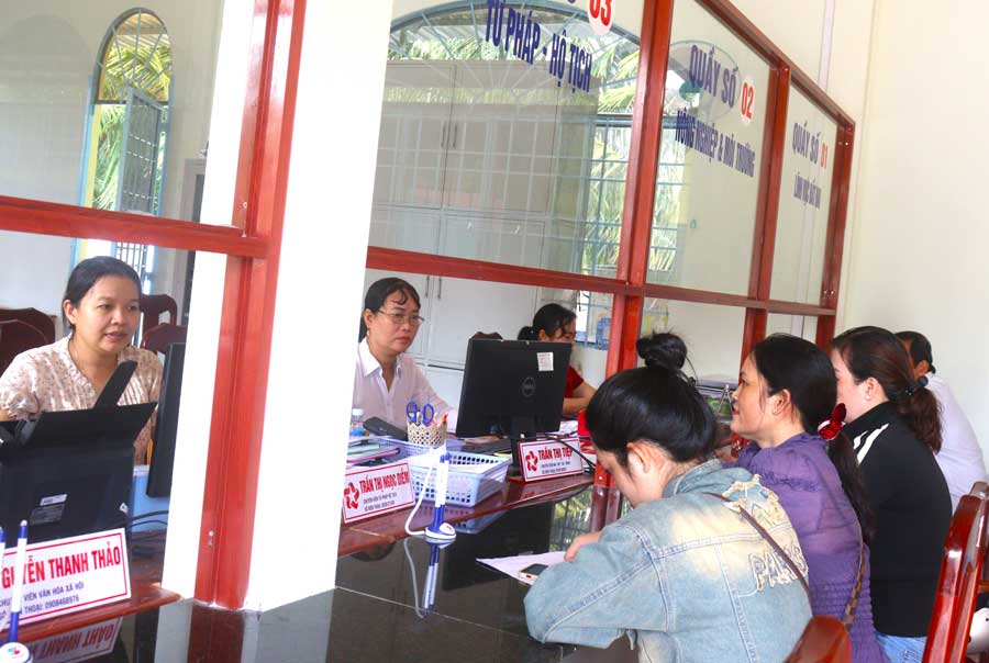 Người dân được hỗ trợ giải quyết thủ tục hành chính tận tình, nhanh, gọn hơn.