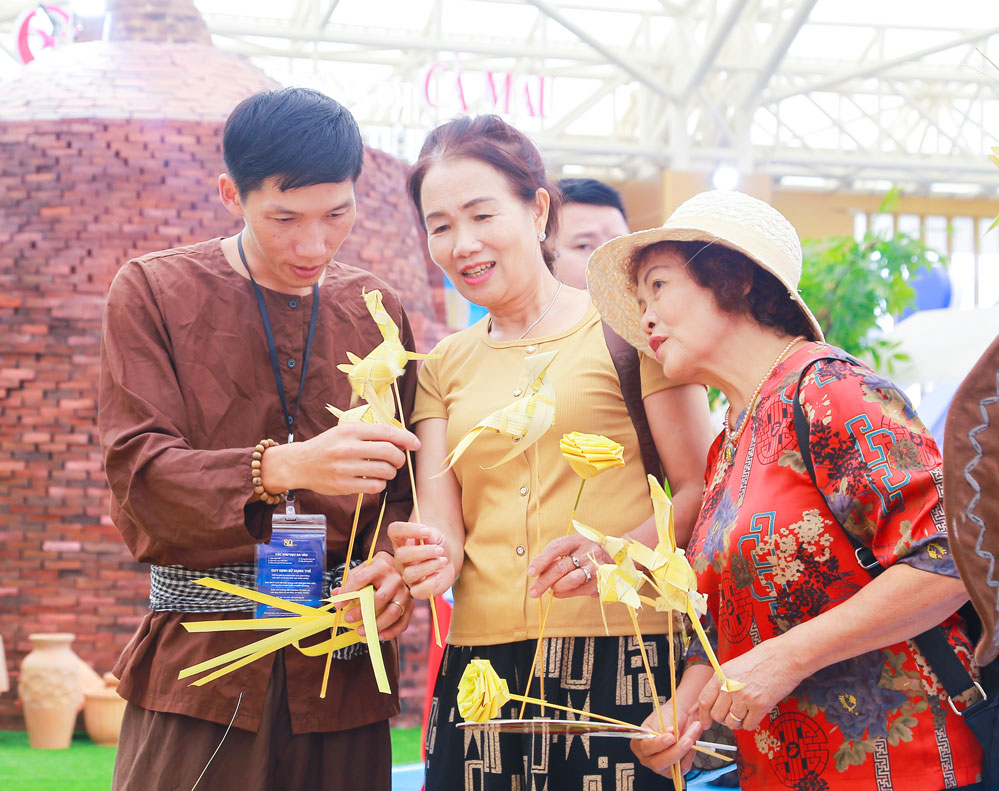 Những món đồ chơi ngộ nghĩnh, bình dị nhưng đầy tính nghệ thuật được tạo ra từ lá dừa tạo ấn tượng mạnh mẽ đối với khách tham quan.