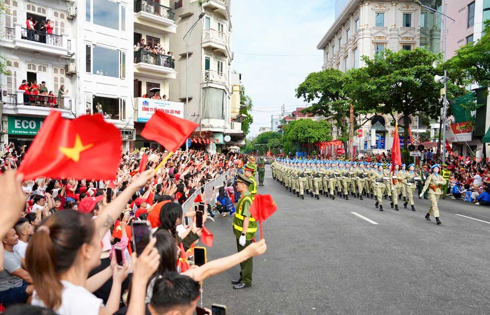 Không khí náo nhiệt của Thủ đô Hà Nội vào những ngày diễn ra các buổi tổng hợp luyện và sơ duyệt, tổng duyệt diễu binh, diễu hành.