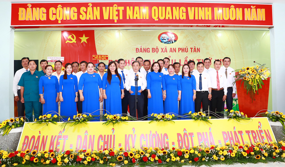 BCH Đảng bộ xã An Phú Tân, nhiệm kỳ 2025 - 2030 ra mắt hạ quyết tâm trước đại hội. Ảnh: Kim Loan