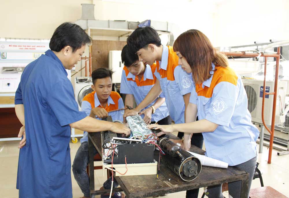 Học sinh được học đi đôi với hành, rút ngắn thời gian thích nghi sau khi tốt nghiệp.