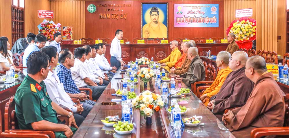 Vĩnh Long luôn quan tâm, tạo điều kiện để các tổ chức tôn giáo, đồng bào có đạo hoạt động theo quy định của Hiến pháp và pháp luật. Trong ảnh: Lãnh đạo tỉnh đến thăm các tổ chức tôn giáo.