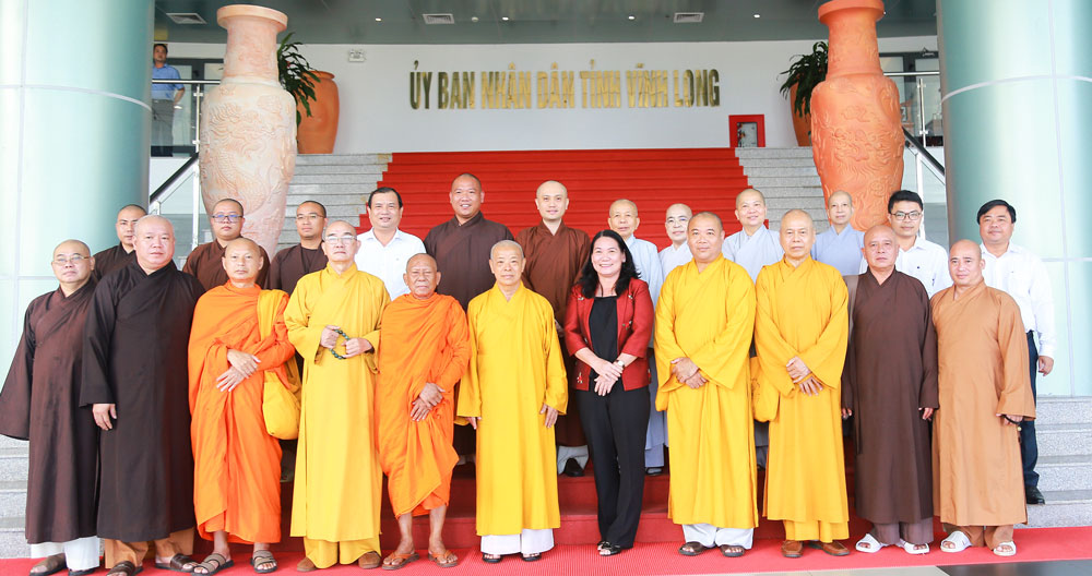 Ban Trị sự GHPG Việt Nam tỉnh chụp ảnh lưu niệm với lãnh đạo UBND tỉnh.
