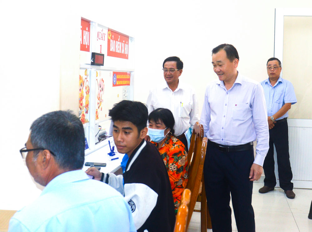 Sau buổi làm việc, đồng chí Nguyễn Minh Dũng- Phó Bí thư Tỉnh ủy, Chủ tịch HĐND tỉnh đã đến kiểm tra hoạt động của Trung tâm Phục vụ hành chính công xã Trà Ôn.