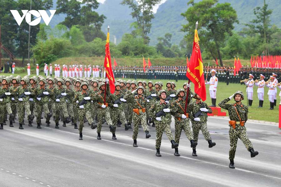 Bước chân hào hùng của các khối chiến sĩ tiến qua lễ đài