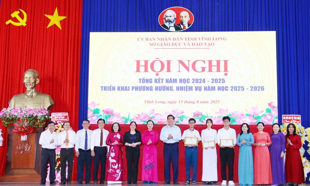 Biểu dương, khen thưởng 3 học sinh có tổng điểm tốt nghiệp THPT 2025 cao nhất tỉnh.