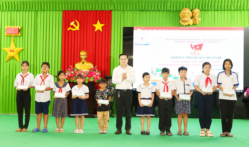  Đơn vị tài trợ tặng học bổng cho học sinh hoàn cảnh khó khăn. Ảnh: NGỌC XOÀN