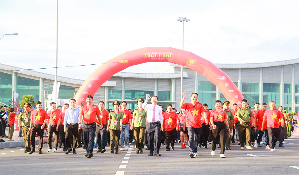 Hơn 5.000 người tham gia chương trình, bao gồm lãnh đạo tỉnh, đại diện các sở, ngành, địa phương, cán bộ, công chức, viên chức, lực lượng vũ trang, giảng viên, sinh viên, học sinh và các tầng lớp Nhân dân đi bộ với cự ly khoảng 1,6km, xuất phát từ Trung tâm Hội nghị tỉnh đến đầu đường trưng bày gốm và trở lại Trung tâm Hội nghị tỉnh.
