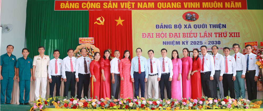 Phó Bí thư Tỉnh ủy- Lâm Minh Đằng chụp ảnh lưu niệm cùng BCH Đảng bộ xã Quới Thiện nhiệm kỳ mới.