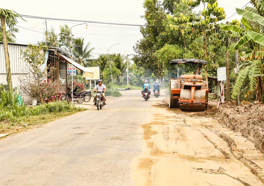 Nâng cấp, mở rộng Tỉnh lộ 915 thuộc địa bàn xã Tân Hòa, là một trong những công trình chào mừng đại hội Đảng các cấp của xã.