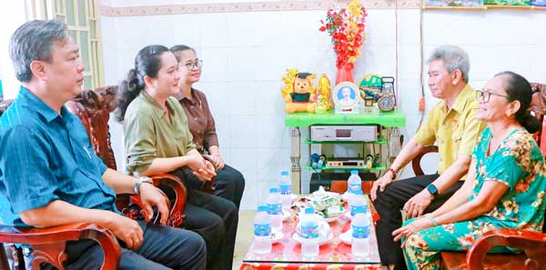 Đoàn công tác Ủy ban MTTQ Việt Nam tỉnh đến thăm, tặng quà tri ân gia đình thương binh nhân dịp 2/9. 