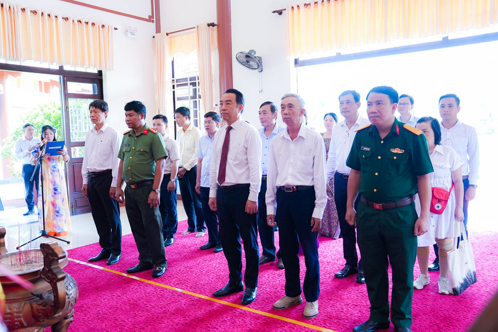  Đây là dịp thể hiện đạo lý “Uống nước nhớ nguồn”, tri ân những bậc tiền nhân có nhiều đóng góp cho đất nước.