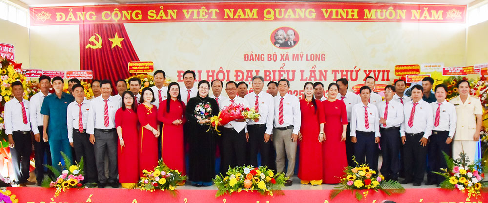 Đồng chí Nguyễn Thị Minh Trang- Ủy viên Ban Thường vụ Tỉnh ủy, Trưởng Ban Tuyên giáo và Dân vận Tỉnh ủy tặng hoa chúc mừng BCH Đảng bộ xã nhiệm kỳ 2025 - 2030.

