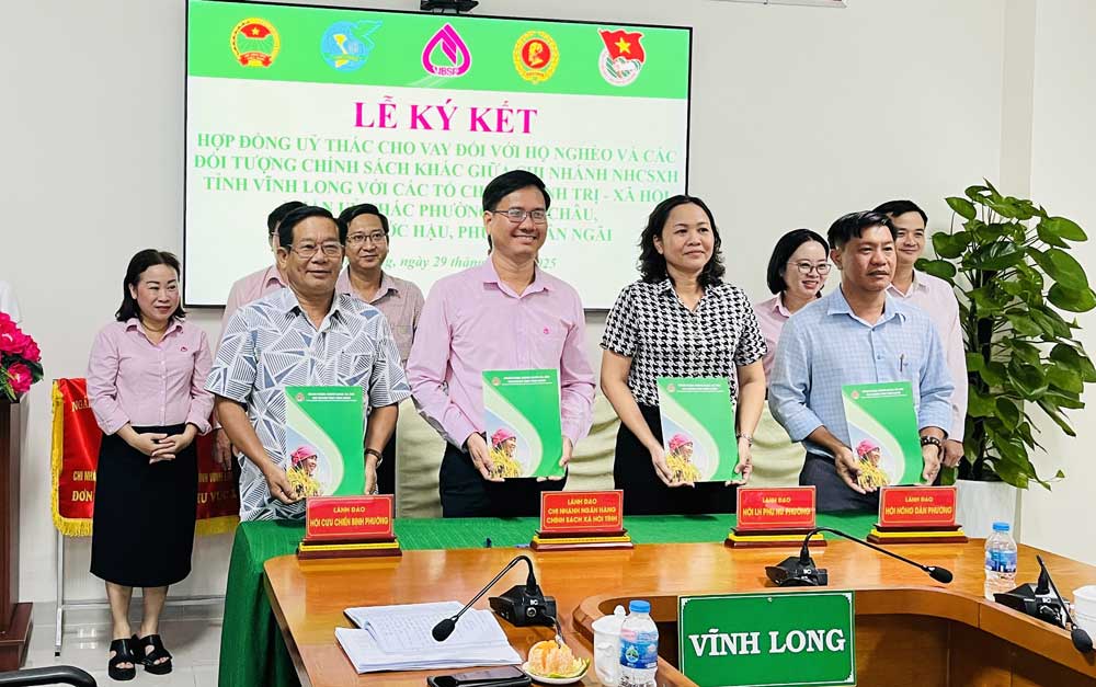 Đại diện Ngân hàng Chính sách xã hội chi nhánh tỉnh ký kết hợp đồng ủy thác với các hội đoàn thể các phường: Long Châu, Phước Hậu, Tân Ngãi cho vay đối với hộ nghèo và các đối tượng chính sách khác.