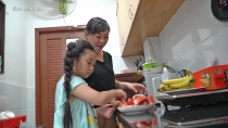 Con ngại thể hiện tình cảm vì cha mẹ quá nghiêm khắc