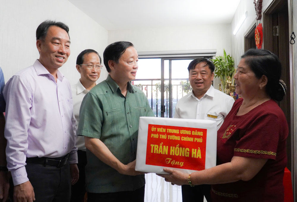 Phó Thủ tướng Chính phủ- Trần Hồng Hà tặng quà cho hộ gia đình tại khu nhà ở xã hội Sơn Đông.
