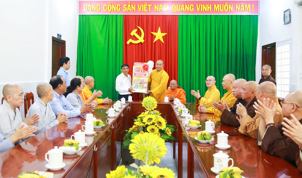 Đoàn đến chào xã giao, tặng quà Ủy ban MTTQ Việt Nam tỉnh.