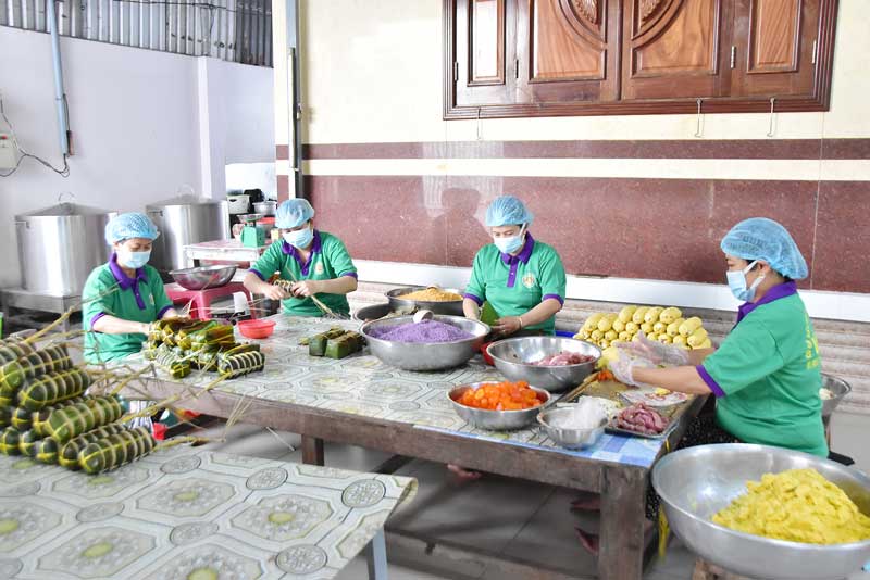 Cơ sở sản xuất bánh tét Ba Loan giải quyết việc làm cho nhiều lao động nữ. Ảnh: MỸ NHÂN