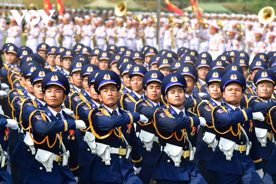 Các khối chiến sĩ tiến qua lễ đài thể hiện đồng bộ động tác cá nhân, tạo hiệu ứng đều và đẹp mắt
