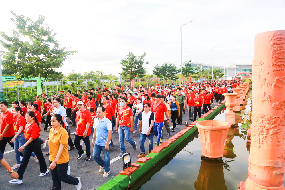 Lực lượng di chuyển qua đường trưng bày gốm.
