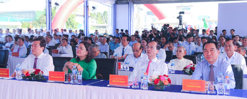 Lãnh đạo 2 tỉnh Vĩnh Long và Đồng Tháp tham dự buổi lễ. Ảnh: Thạch Thảo
