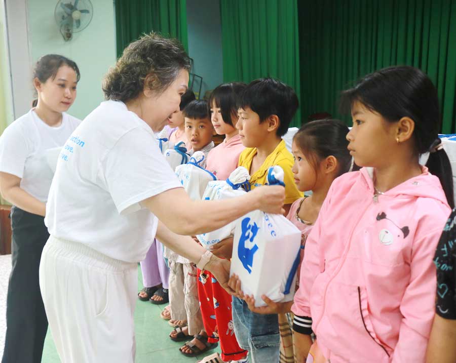 Tổ chức COPI/Mỹ tặng quà cho các em học sinh có hoàn cảnh khó khăn.