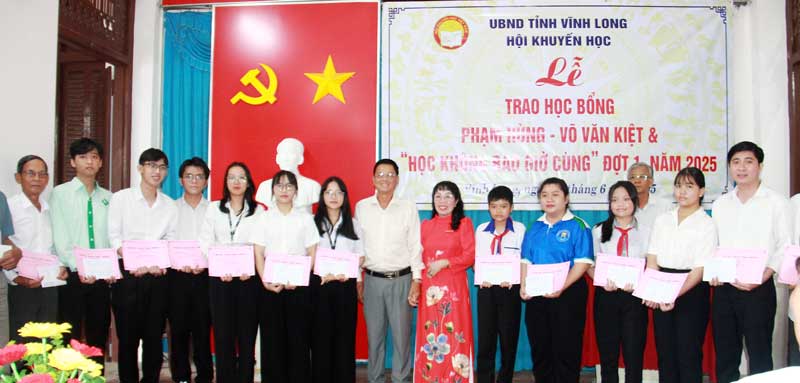 Học bổng Phạm Hùng- Võ Văn Kiệt tiếp sức cho học sinh, sinh viên vượt khó học giỏi.