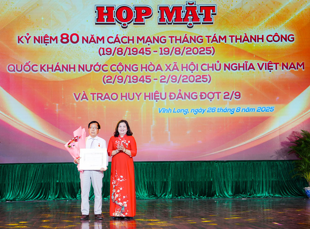 Đồng chí Hồ Thị Hoàng Yến- Phó Bí thư Thường trực Tỉnh ủy trao Huy hiệu 55 tuổi Đảng cho đảng viên.