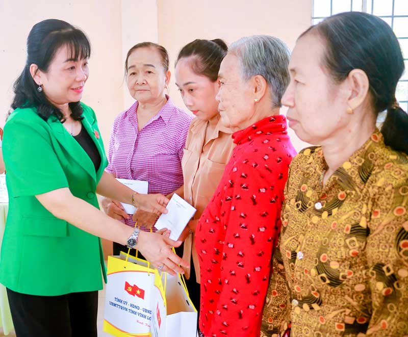 Phát huy truyền thống, sức mạnh cộng đồng trong “đền ơn đáp nghĩa”. Trong ảnh: Phó Chủ tịch HĐND tỉnh- Lê Thị Thúy Kiều tặng quà tri ân gia đình chính sách, người có công. 