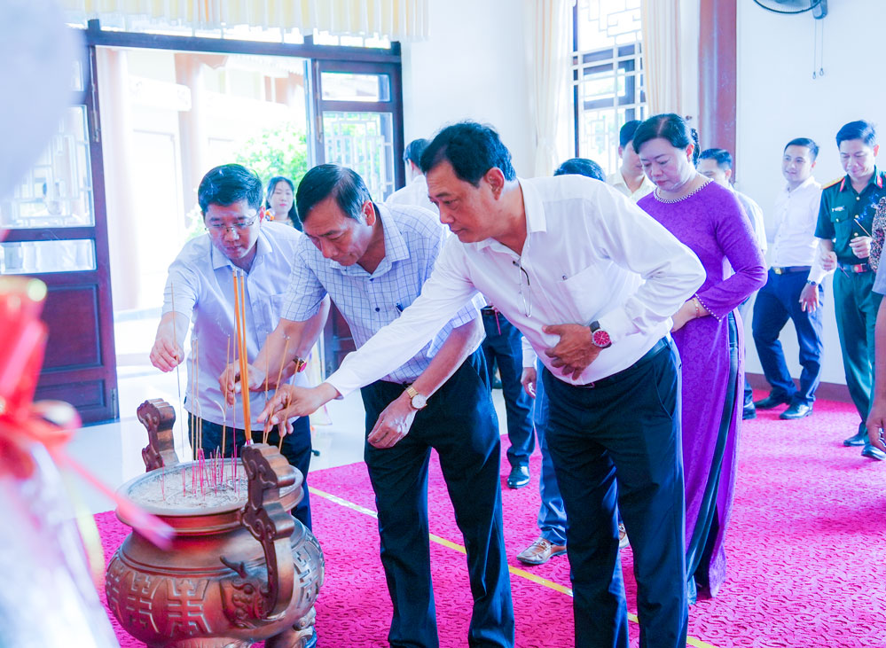 Các đại biểu thành kính dâng hương tưởng niệm GS.VS Trần Đại Nghĩa.

