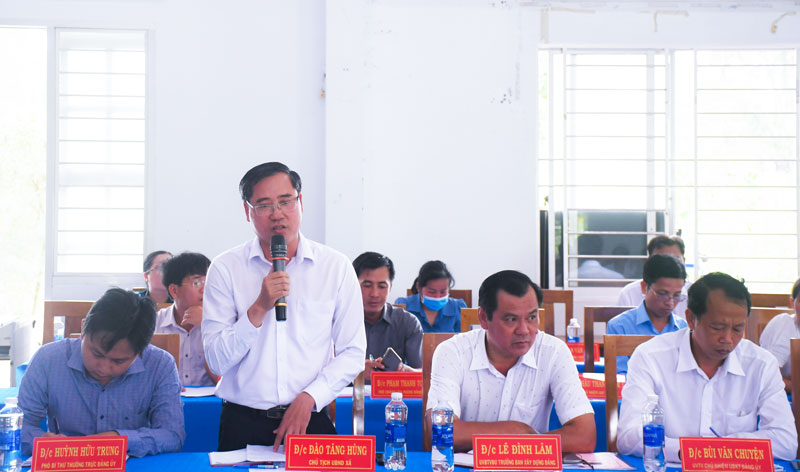 Chủ tịch UBND xã Đại Điền- Đào Tăng Hùng báo cáo tình hình hoạt động của xã sau sáp nhập.