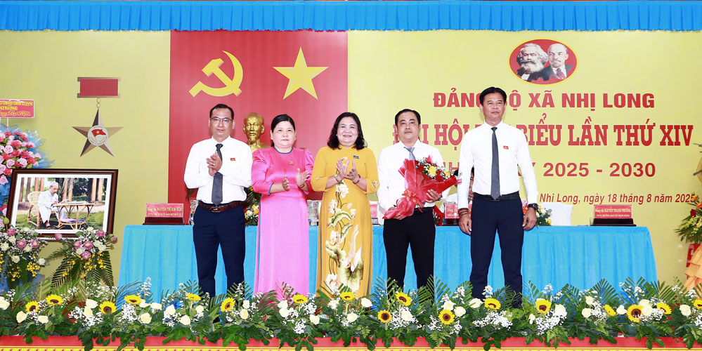 Đồng chí Hồ Thị Hoàng Yến- Phó Bí thư Thường trực Tỉnh ủy tặng hoa đoàn đại biểu dự Đại hội Đảng bộ tỉnh.
