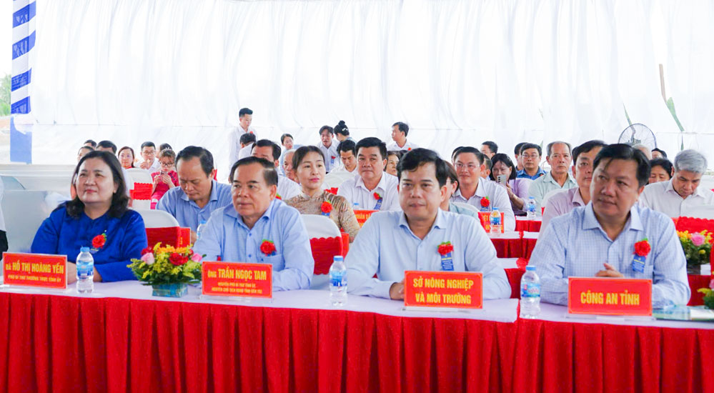 Đại biểu tham dự lễ khánh thành dự án.