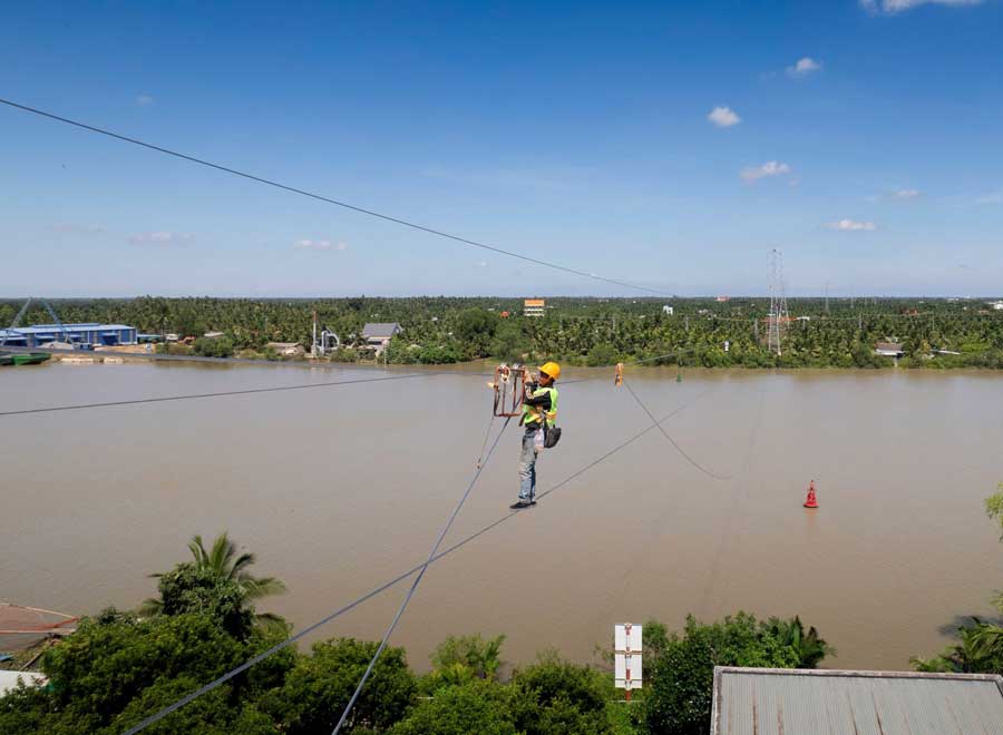 Kéo đường dây 110kV Giao Long- Phú Thuận, vượt sông An Hóa. 