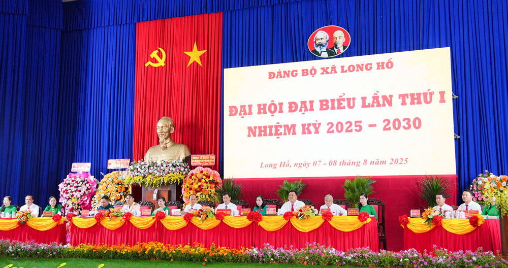 Đoàn Chủ tịch điều hành đại hội.